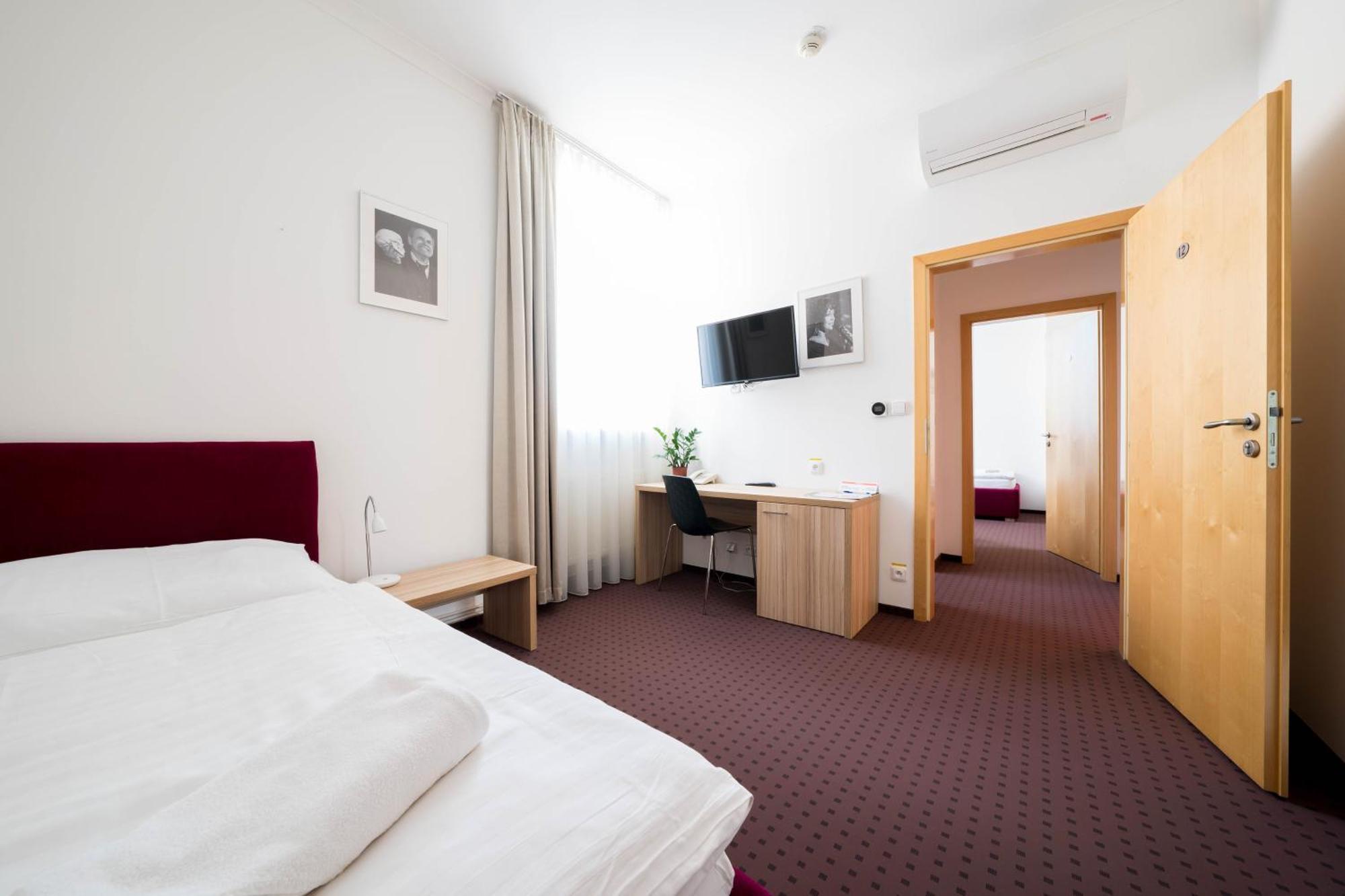 Mini Hotel Akord ออสตราวา ภายนอก รูปภาพ