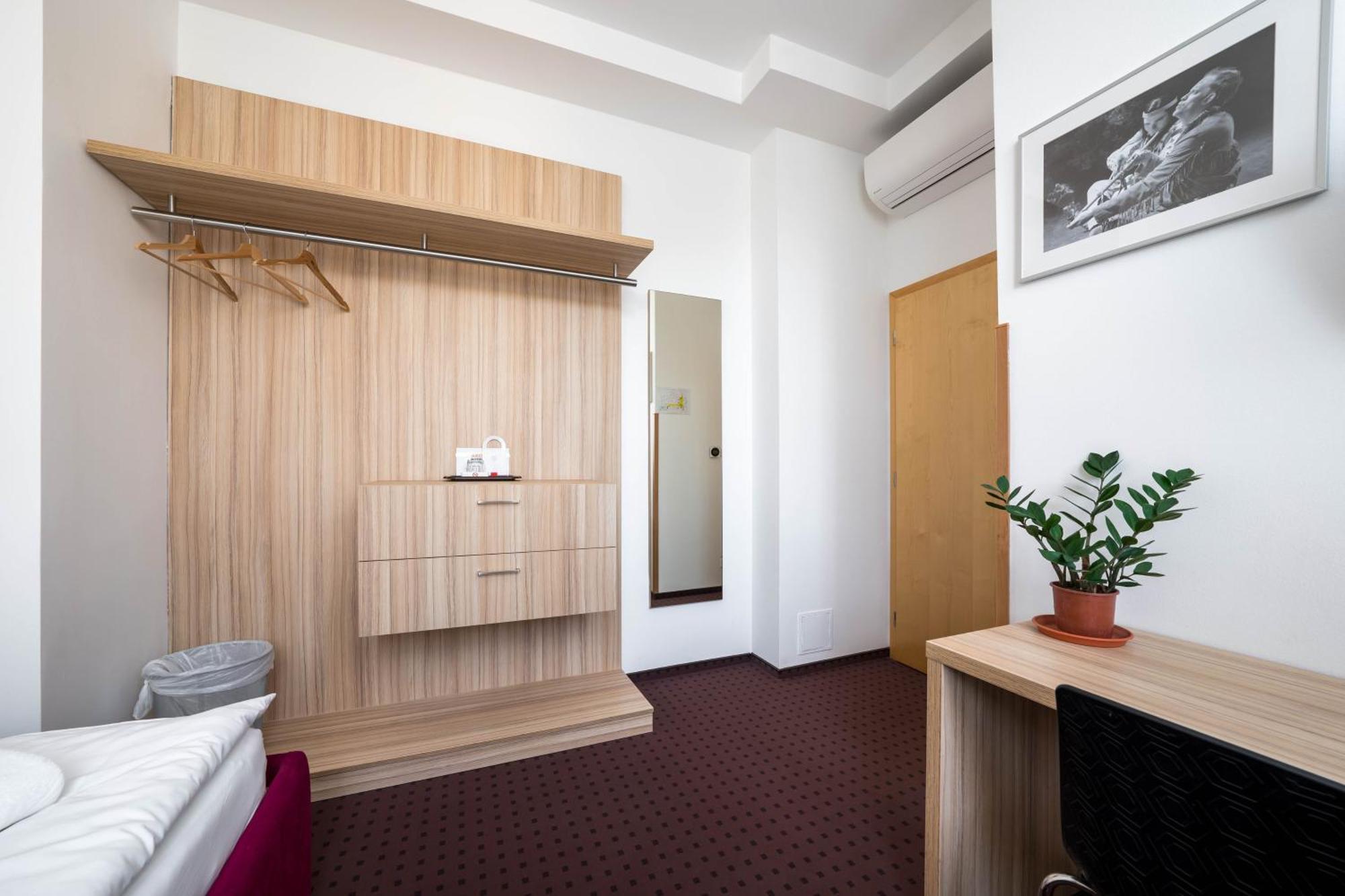 Mini Hotel Akord ออสตราวา ภายนอก รูปภาพ