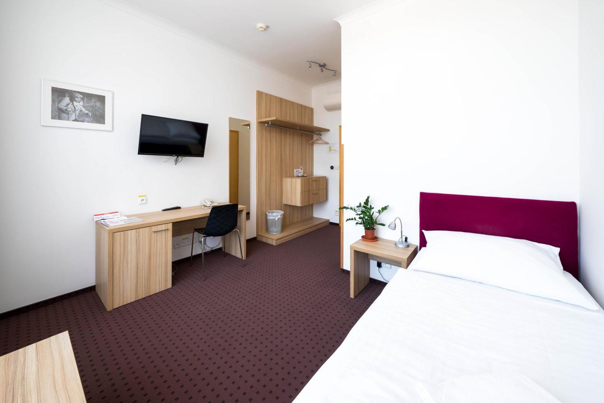 Mini Hotel Akord ออสตราวา ภายนอก รูปภาพ