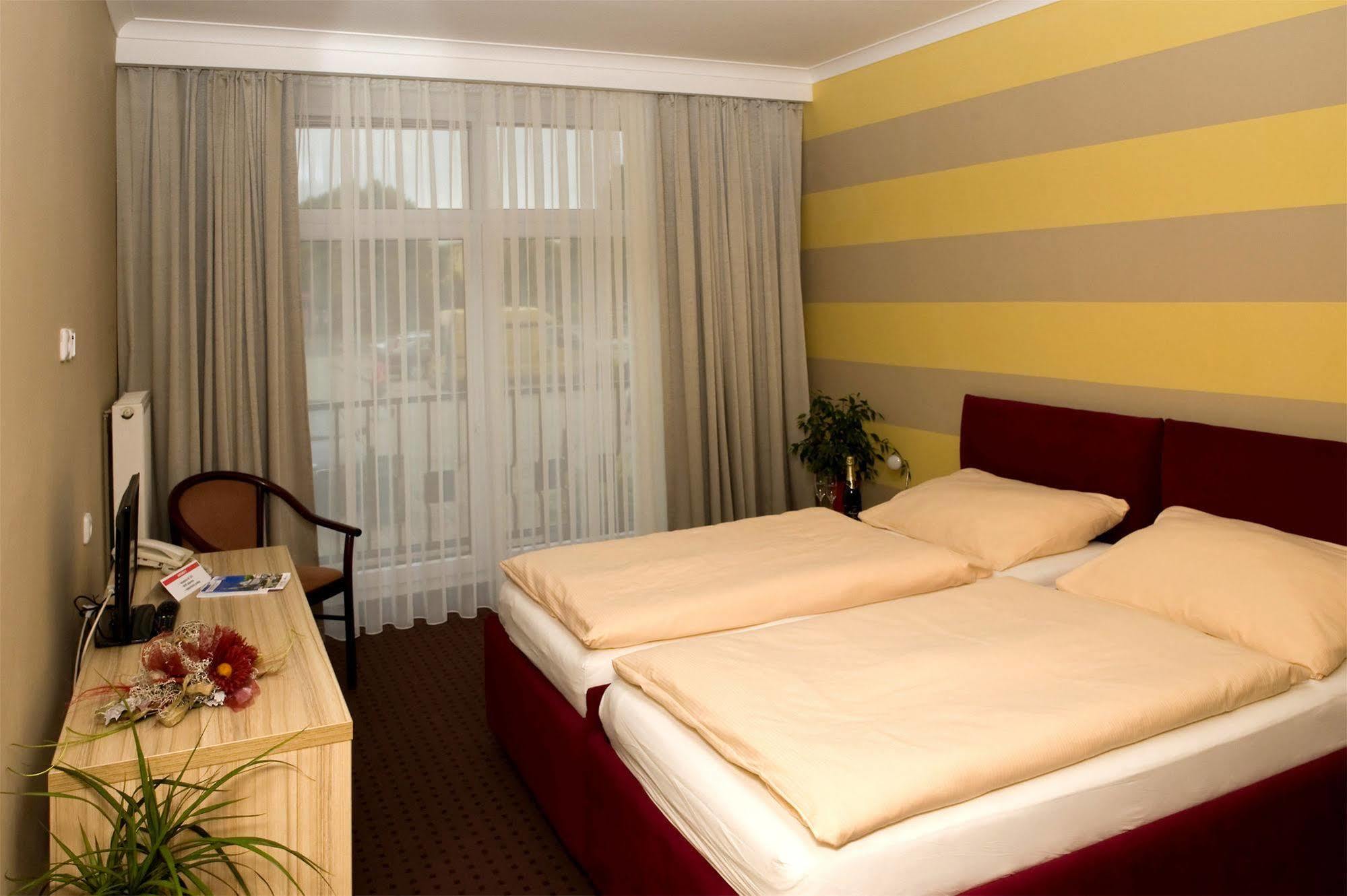 Mini Hotel Akord ออสตราวา ภายนอก รูปภาพ