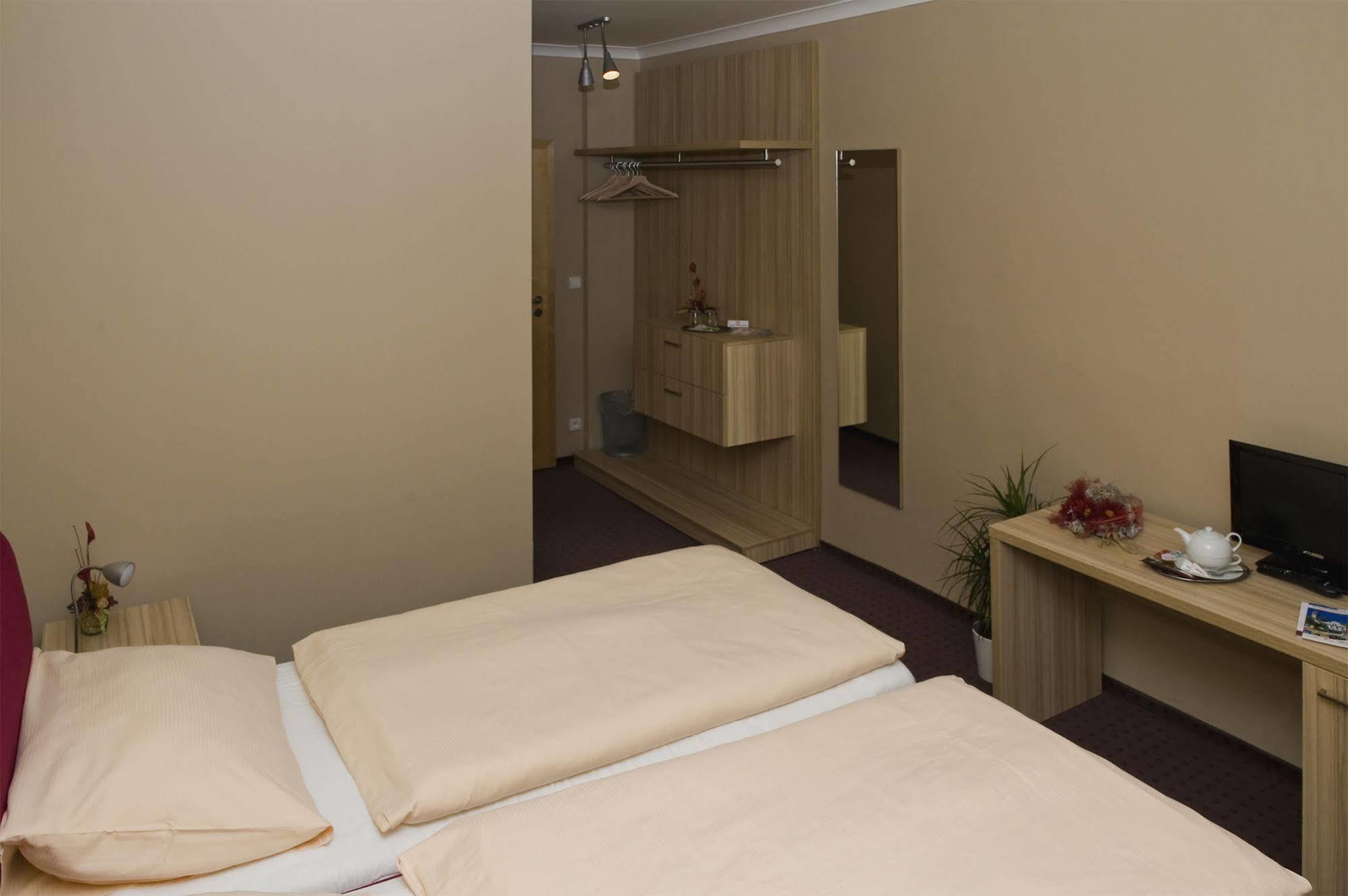 Mini Hotel Akord ออสตราวา ภายนอก รูปภาพ