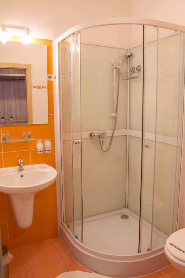 Mini Hotel Akord ออสตราวา ภายนอก รูปภาพ